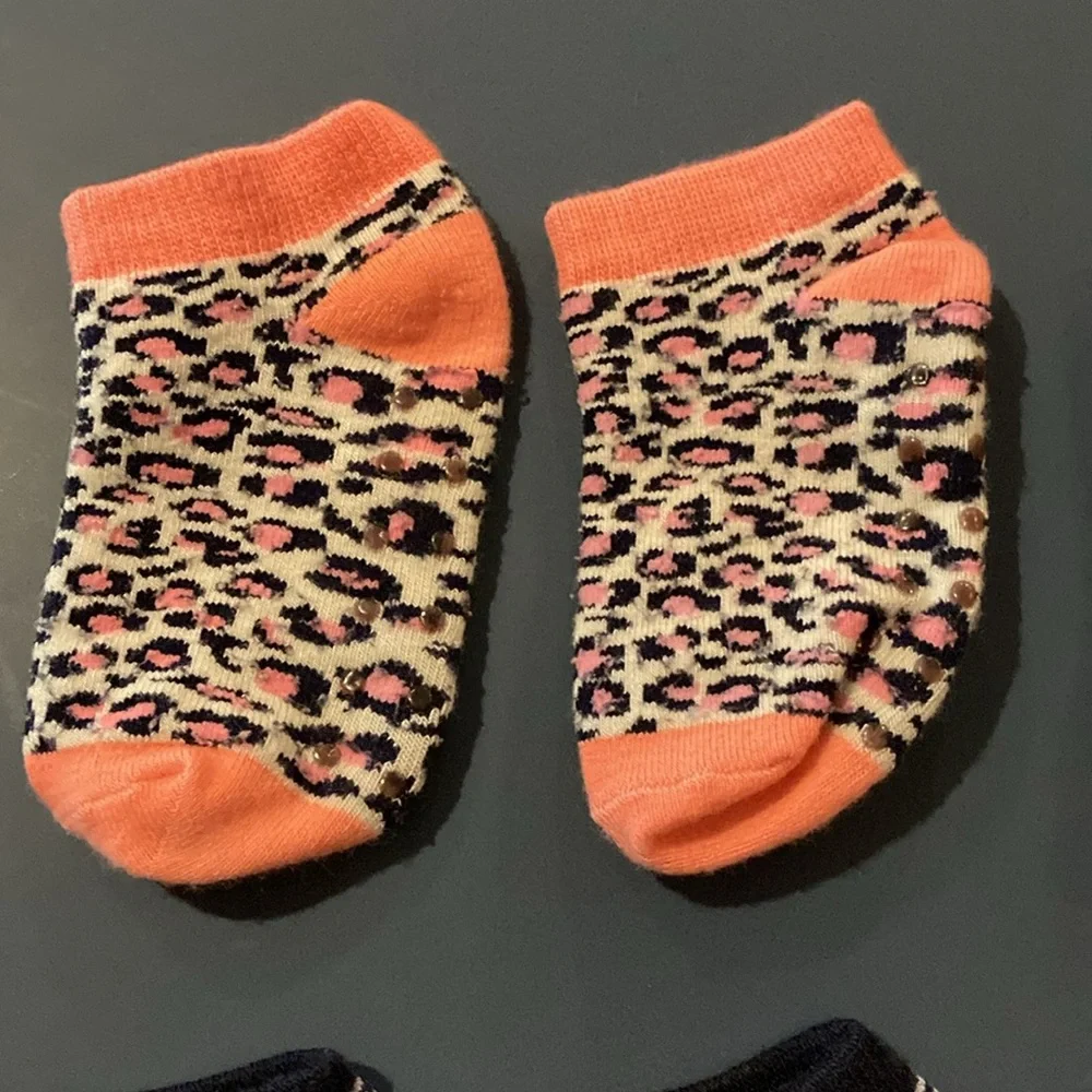 Girls socks leopard design with feet. 6 pairs or 12 socks. EUC. Clean and washed